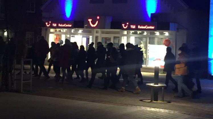 Immer wieder montags: Seit einigen Wochen marschieren Menschen abends gegen die Corona-Maßnahmen um den Hauptkanal in Papenburg. (Archivbild)