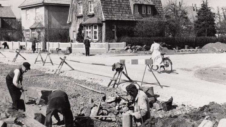 Eine "Todeskurve" wird entschärft: Im April 1954 sind die Arbeiten für den Ausbau an der Einmündung der Arthur-Fitger-Straße in die Bismarckstraße im Gange. Am 1. Juni 1954 ging hier die erste Ampel in Delmenhorst in Betrieb.