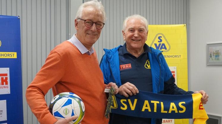 Gemeinsam für den SV Atlas „am Ball": Axel Jahnz (links) und Manfred Engelbart. Jahnz, ehemaliger Delmenhorster Oberbürgermeister, arbeitet künftig im SVA-Vorstand mit, den Engelbart weiter als 1. Vorsitzender führt.