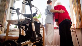 Eine Pflegerin kümmert sich um die Bewohnerin eines Pflegeheims in Böblingen. Das richtige Pflegeheim zu finden, ist oft schwierig  - auch deshalb, weil viele Länder nur unzureichend über die Ergebnisse von Qualitätskontrollen informieren.-