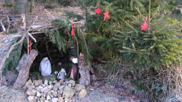 Rustikale Weihnachtsstimmung im Hagener Wald. Es bleibt Raum für Spekulationen, wer der Künstler hinter der mysteriösen Weihnachtskrippe ist.