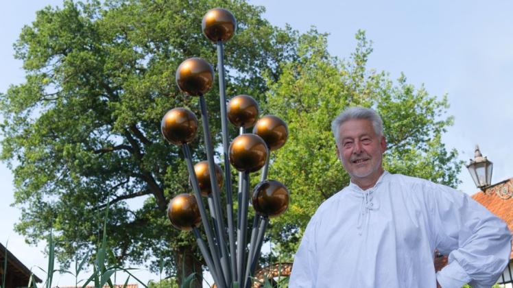 Ins Orbit, so der Name dieses Kunstwerks, möchte Wilfried Schneider nicht, doch verlagert sich sein Interesse von Glane nach Hamburg. Ins Orbit, so der Name dieses Kunstwerks, möchte Wilfried Schneider nicht, doch verlagert sich sein Interesse von Glane nach Hamburg.