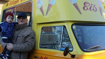 Auf das Eis ihres Opas wird Enkelin Mia in Zukunft verzichten müssen. Nach 50 Jahren im Eisgeschäft geht Tino de Filippi in Ruhestand. Seinen historischen Eiswagen bietet der Aschendorfer zum Verkauf an.