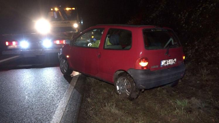 Am roten Kleinwagen des 20-Jährigen entstand ein Schaden in Höhe von 5000 Euro. Der junge Mann erlitt Beinverletzungen und musste ins Krankenhaus eingeliefert werden.