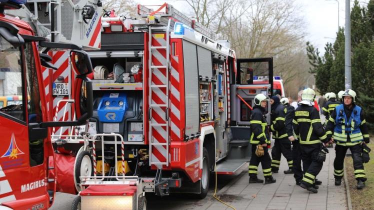 In die Rostocker Südstadt musste die Feuerwehr am Montagvormittag ausrücken, weil eine Frau ihr Essen auf dem Herd vergessen hatte. Die Brandbekämpfer wurden gegen 11.45 Uhr in die Tychsenstraße gerufen.