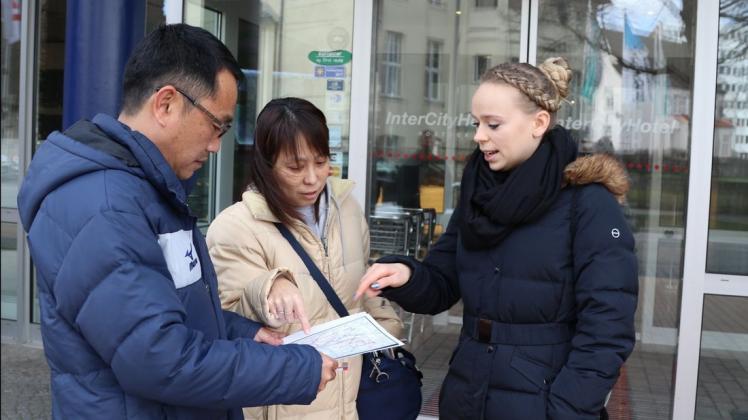 Ankunft des ersten Teams zum Springertag, Japan. Bianca Migge vom Organisationsteam (rechts) erklärt den Weg vom Hotel zur Schwimmhalle Neptun. Ankunft des ersten Teams zum Springertag, Japan. Bianca Migge vom Organisationsteam (rechts) erklärt den Weg vom Hotel zur Schwimmhalle Neptun.