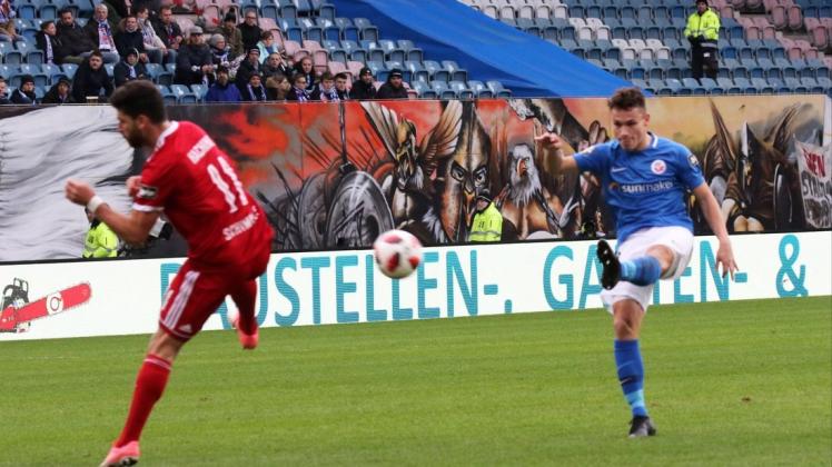 Die Erlösung vor 10 154 Zuschauern im Ostseestadion: Lukas Scherff erzielt die 1:0-Führung für den FC Hansa beim 2:0-Erfolg gegen die SpVgg Unterhaching. Foto: Lutz Bongarts