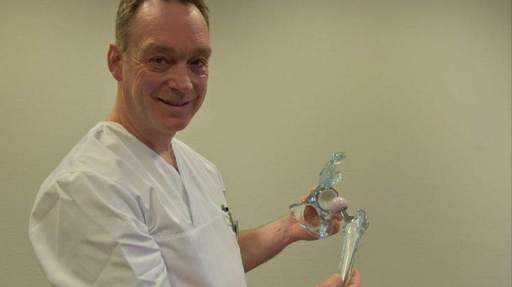 Dr. Markus Philipp, Chefarzt der Unfallchirurgie und Orthopädie am Josef-Hospital Delmenhorst, berichtet in einem Vortrag über den Einsatz von künstlichen Gelenken. Foto: Marco Julius