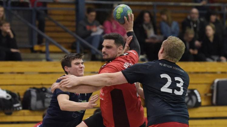 Verloren gegen die Spitzenreiter: die Landesliga-Handballer der HSG Delmenhorst II um Tobias Schenk (Mitte). Foto: Rolf Tobis Verloren gegen die Spitzenreiter: die Landesliga-Handballer der HSG Delmenhorst II um Tobias Schenk (Mitte). Foto: Rolf Tobis