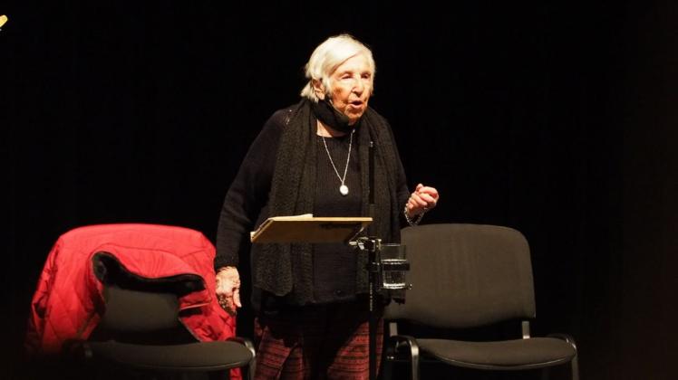 Lesung und Konzert im Kleinen Haus: Die 94-jährige Deutsch-Jüdin und ehemalige Zwangsarbeiterin unter den Nazis Esther Bejarano ist sprach über ihre Erfahrungen im Konzentrationslager. Foto: Niklas Golitschek Lesung und Konzert im Kleinen Haus: Die 94-jährige Deutsch-Jüdin und ehemalige Zwangsarbeiterin unter den Nazis Esther Bejarano ist sprach über ihre Erfahrungen im Konzentrationslager. Foto: Niklas Golitschek