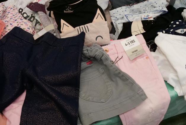 die logische Konsequenz aus Fast-Fashion oder einfach nur Nichtgefallen und Weigerung des Tragens beim Nachwuchs? Auf Flohmärkten läßt sich auch bislang ungetragene Kleidung finden. Foto: Monika Vollmer die logische Konsequenz aus Fast-Fashion oder einfach nur Nichtgefallen und Weigerung des Tragens beim Nachwuchs? Auf Flohmärkten läßt sich auch bislang ungetragene Kleidung finden. Foto: Monika Vollmer