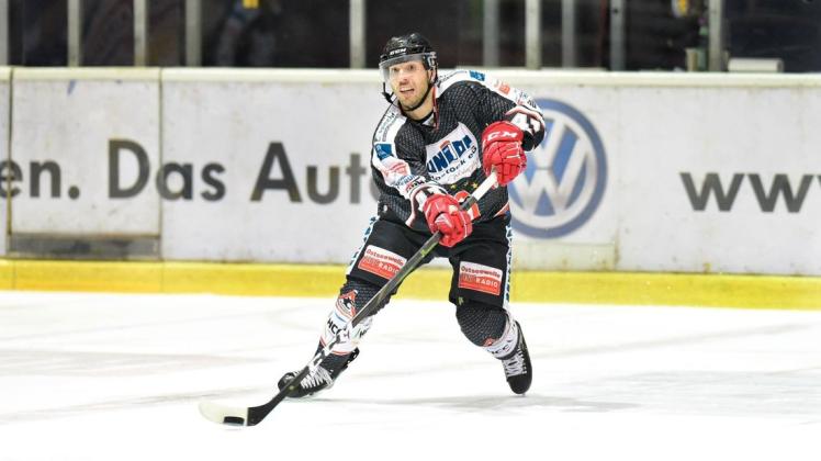 Er brachte die Piranhas am Freitagabend gegen die Icefighters Leipzig mit 2:1 in Führung und glich später zum 3:3 aus: Michal Bezouska Er brachte die Piranhas am Freitagabend gegen die Icefighters Leipzig mit 2:1 in Führung und glich später zum 3:3 aus: Michal Bezouska