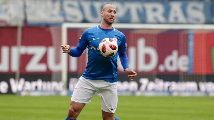 Neu in Blau-Weiß und sofort im defensiven Mittelfeld in die Anfangsformation gerückt: Tanju Öztürk. Vor der Winterpause spielte der 29-Jährige im Ruhrgebiet. Andy Bünning Neu in Blau-Weiß und sofort im defensiven Mittelfeld in die Anfangsformation gerückt: Tanju Öztürk. Vor der Winterpause spielte der 29-Jährige im Ruhrgebiet. Andy Bünning