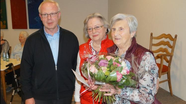 Dem Seniorentreff neues Leben eingehaucht hat Martina Bolke (rechts) mit ihrem Team. Dafür bedankten sich Pastor Ellinger und Helga Witte. Foto: Manfred Heinsch