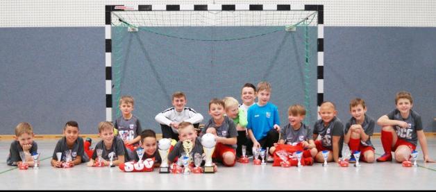 Haben die erste Ausgabe des SCC-Hallen-Cups in Altengraben gewonnen: die gastgebenden F-Junioren des VfL Stenum. Foto: Tim-Luca Ihde/VfL Stenum Haben die erste Ausgabe des SCC-Hallen-Cups in Altengraben gewonnen: die gastgebenden F-Junioren des VfL Stenum. Foto: Tim-Luca Ihde/VfL Stenum