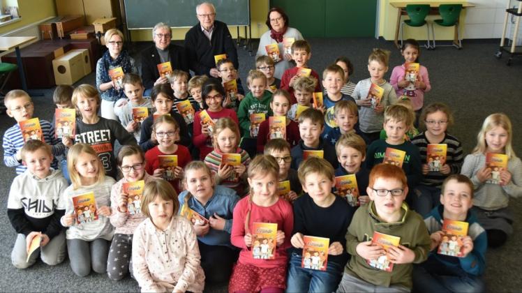 Die Zweitklässler der Grundschule an der Langen Straße in Ganderkesee freuen sich auf das Buch "Faustdicke Freunde". Foto: Christopher Bredow