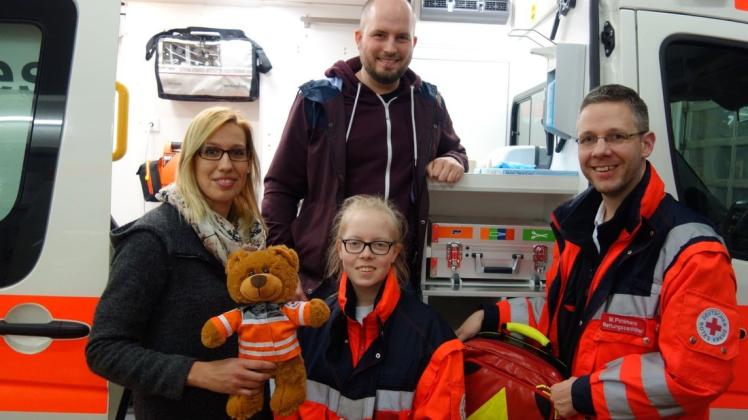 „Bärenstarke“ DRK-Mitarbeiter: (von links) Carolina Bruß, Mandy Squint, Andreas Strodthoff und Markus Pohlmann haben für Kinder immer einen „Einsatz-Teddy“ mit im Gepäck. „Bärenstarke“ DRK-Mitarbeiter: (von links) Carolina Bruß, Mandy Squint, Andreas Strodthoff und Markus Pohlmann haben für Kinder immer einen „Einsatz-Teddy“ mit im Gepäck.