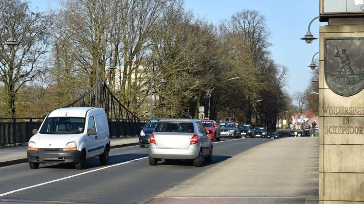 Viel befahren ist die Emsbrücke zwischen dem Lingener Ortsteil Schepsdorf und der Innenstadt. Jetzt ist ein Neubau erforderlich. Foto: Ludger Jungeblut