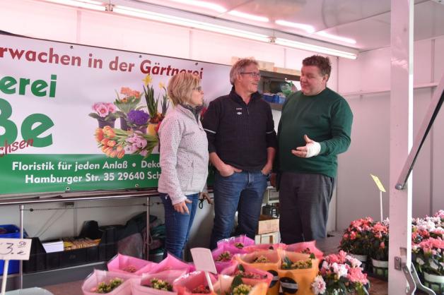 Gerold Lintelmann macht nach 33 Jahren Blumen Lintelmann Schluss. Seine Frau Elke arbeitet beim Nachfolger Winfried Mattfeld weiter. Foto: Marco Julius Gerold Lintelmann macht nach 33 Jahren Blumen Lintelmann Schluss. Seine Frau Elke arbeitet beim Nachfolger Winfried Mattfeld weiter. Foto: Marco Julius