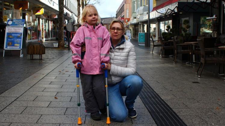 Josephine (6) ist vergangenen Freitag an der Bahnhofstraße angefahren worden. Ihre Mutter Stephanie Becker (38) ärgert das rücksichtslose Verhalten des verantwortlichen Radfahrers. 