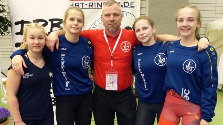 Trainer Bernd Meyer mit (von rechts) der überragenden Rebekka March, Elina Lüttge, Luisa Scheel sowie aus der B-Jugend Pia Nitzschner (47 kg/10.). Ebenfalls in Berlin dabei war aus der jüngeren Altersklasse Antonia Rufer (42 kg/12.).
