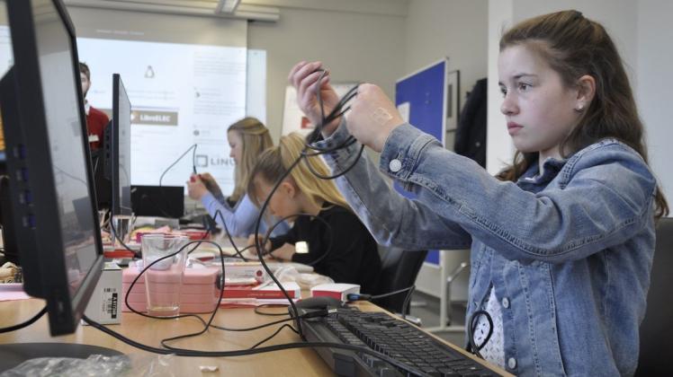 Erst zusammenbauen, dann installieren: Beim Girls' Day bei der Datagroup gestalten die Schülerinnen ihren eigenen Computer.