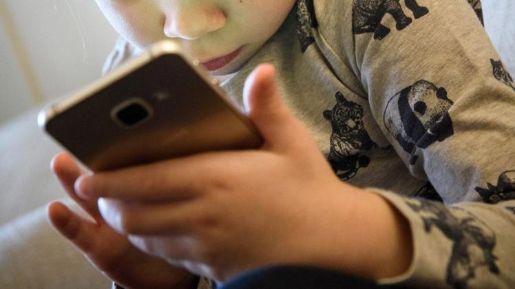 Auch kleine Kinder mögen den intensiven Blick auf das Smartphone schon. Foto: Hans-Jürgen Wiedl/dpa Auch kleine Kinder mögen den intensiven Blick auf das Smartphone schon. Foto: Hans-Jürgen Wiedl/dpa