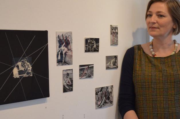 Auch das gibt es in der Ausstellung "Schaut, wie ich das sehe": Stickereien auf alten Schwarzweiß-Fotos von Olympia 1936. Foto: Thomas Deeken Auch das gibt es in der Ausstellung "Schaut, wie ich das sehe": Stickereien auf alten Schwarzweiß-Fotos von Olympia 1936. Foto: Thomas Deeken
