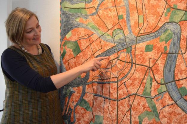 Stickkunst: Stephanie Ritterhoff hat den Stadtplan von Leningrad künstlerisch umgearbeitet. Foto: Thomas Deeken