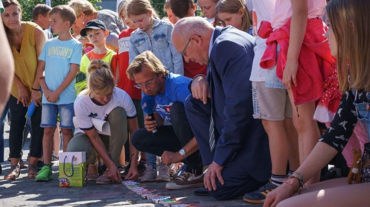 Jetzt ist es offiziell: Die Rostocker haben sich mit ihrer Aktion am 4. Juli 2018 den Weltrekord für den längsten Schachtelmarathon gesichert.