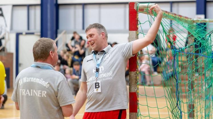 Matthias Schmidt hat als Trainer der Handball-Männer des  SV Warnemünde schon eine Menge erlebt, wie hier das zerlegte Tor beim Spiel im Landespokal gegen den Güstrower HV. Jetzt macht er den Weg frei für neue Ideen unter neuen Verantwortlichen für eine Höherklassigkeit der Ostseestädter.