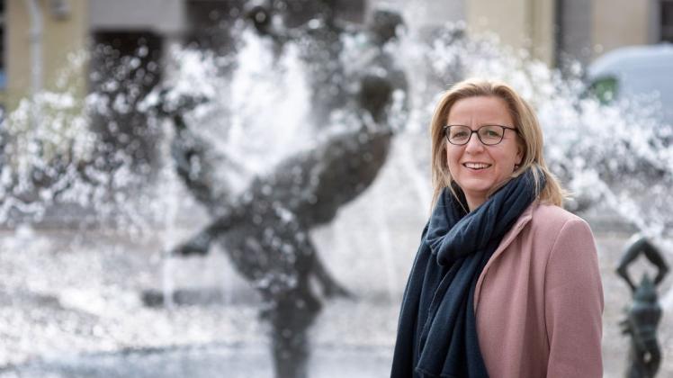 Dr. Ute Fischer-Gäde, Amtsleiterin Amt für Stadtgrün, Naturschutz und Landschaftspflege freut sich, dass die Brunnen wieder sprudeln.