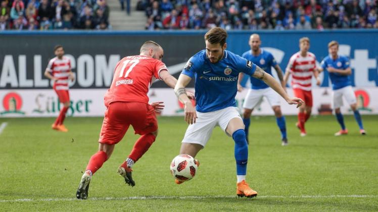 Durfte beim 3:1 gegen Zwickau  mal wieder spielen: Hansas Jonas Hildebrandt (rechts). Der Defensiv-Allrounder freut sich auf das Auswärtsspiel morgen bei Fortuna Köln.