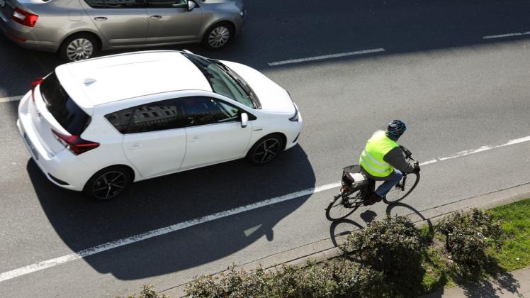Am schlechtesten (Note 5,2) schnitt Osnabrück beim Fahrradklima-Test bei der Breite der Radwege ab – so wie hier: Überholen ist nicht möglich, und Autos können nicht den Mindestabstand von 1,5 Metern einhalten. Foto: Michael Gründel