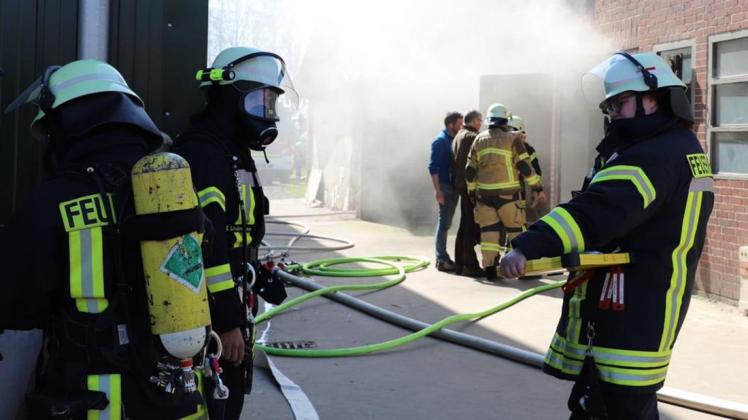 80 Kräfte von drei Freiwilligen Feuerwehren haben am Dienstagvormittag ein Feuer auf einem landwirtschaftlichen Anwesen in der Wildeshauser Bauerschaft Bühren bekämpft. 