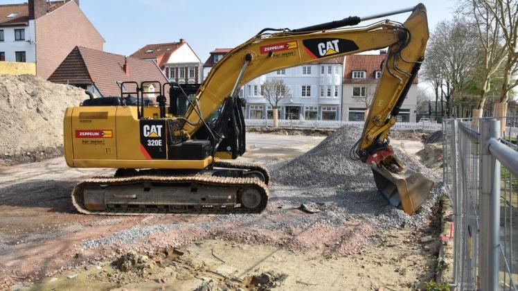 Langsamer als geplant geht es mit dem AOK-Neubau an der Langen Straße/Ecke Friedrich-Ebert-Allee voran. Foto: Sonia Voigt Langsamer als geplant geht es mit dem AOK-Neubau an der Langen Straße/Ecke Friedrich-Ebert-Allee voran. Foto: Sonia Voigt