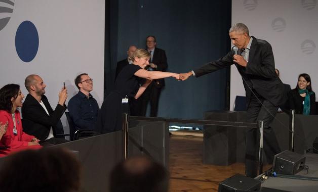 "Ghettofaust" zwischen Katharina Schulze und Barack Obama. Foto: dpa/Jörg Carstensen