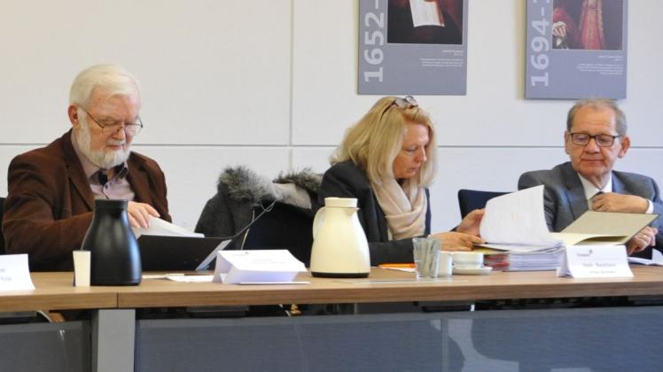 Die Mitglieder des Kreiswahlausschusses (von links) Alfred Korfhage, Anita Brickem und Wilhem Grote überprüften auch die Unterschriftenlisten des parteilosen  Kandidaten Georg Hennekes. 