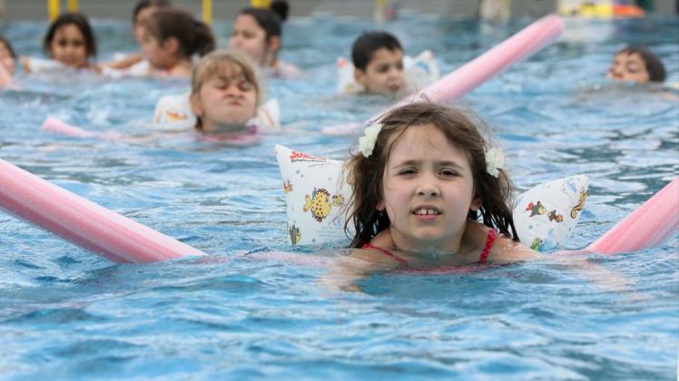 Im Ganderkeseer Hallenbad werden ab Sonntag, 28. April, neue Schwimmkurse für Babys und Kinder angeboten. Symbolfoto: Stephanie Pilick/dpa