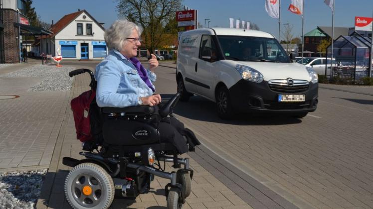 Rollstuhlfahrerin Elke Bothe wünscht sich, gefahrloser über den Grünen Weg in Ganderkesee zu kommen. Foto: Reiner Haase