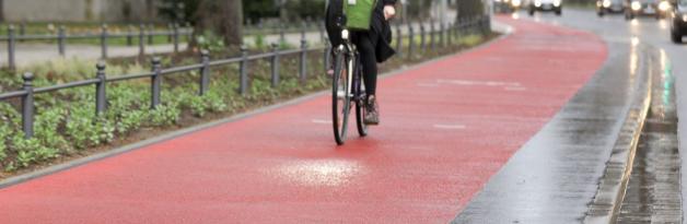 Der Asphalt des Anstoßes: der neue Radweg am Heger-Tor-Wall. Foto: Jörn Martens Der Asphalt des Anstoßes: der neue Radweg am Heger-Tor-Wall. Foto: Jörn Martens