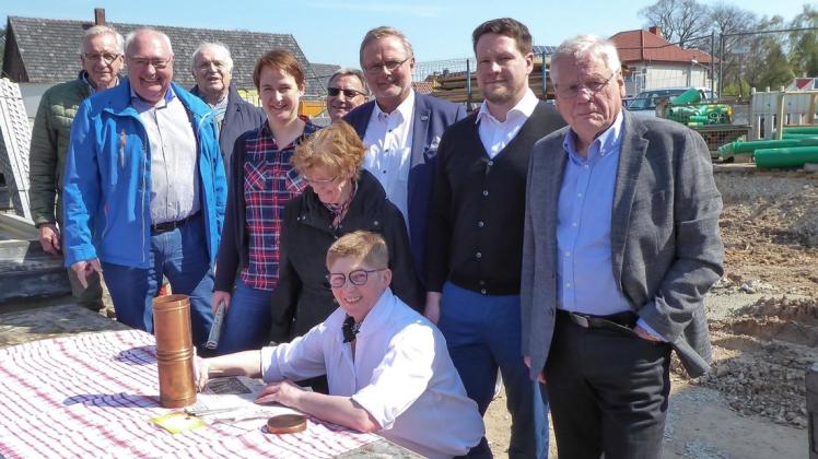 Mit Signaturen auf der NOZ von 17. April 2019 auch von Martina Cord (vorn), Ihrer Mutter Traute Cord (links daneben) und Tom Kutsche (Zweiter von rechts) wurde die Kupferkapsel bestückt. Foto: Ursula Holtgrewe