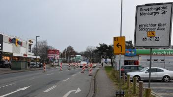 Autofahrer müssen nach links abbiegen, um ins Gewerbegebiet Nienburger Straße zu gelangen. Ein Umleitungsschild weist darauf hin.