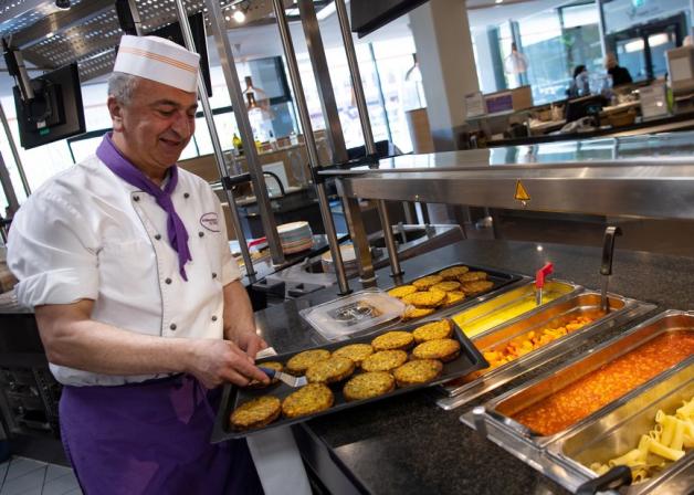 Koch Niko Tortonitis serviert veganes Essen. Koch Niko Tortonitis serviert veganes Essen.