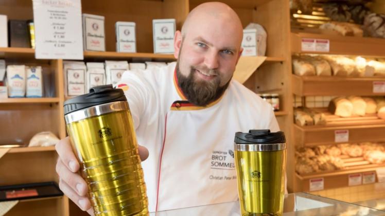 Christian Brück bietet in seiner Bäckerei Becker Mehrweg-Kaffeebecher aus Edelstahl an. Foto: Melanie Hohmann