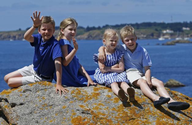Die belgischen Königskinder 2013 beim Urlaub auf der Ile d&apos;Yeu in Frankreich: Prinz Gabriel (von links), Kronprinzessin Elisabeth, Prinzessin Eleonore und Prinz Emmanuel. Foto: imago images/Reporters 