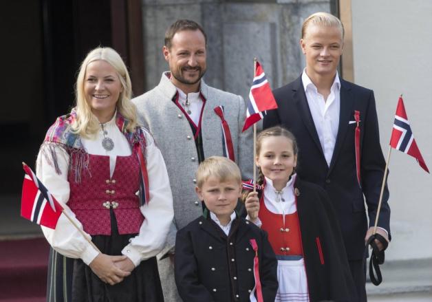 Beim Nationalfeiertag 2014: das Kronprinzenpaar Mette-Marit (von links) und Haakon mit Prinz Sverre Magnus, Prinzessin Ingrid Alexandra und Marius Borg Hoiby. Foto: imago/images/PPE