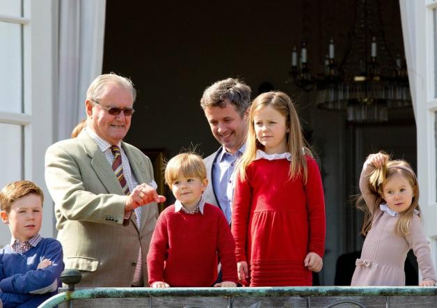 2014 beim 74. Geburtstag von Königin Margarethe: von links Prinz Christian, Prinz Henrik, Prince Vincent, Kronprinz Frederik, Prinzessin Isabella und Prinzessin Josephine. Foto: imago images/PPE