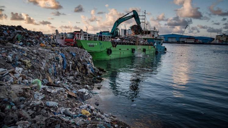Müllschiffe bringen den Abfall von der Malediven-Hauptinsel Male in die Lagune Tilafushi. Foto: Lena Wöhler