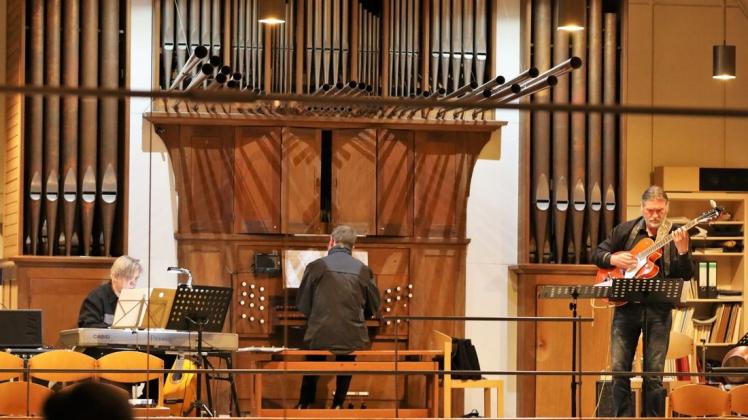 Mit E-Piano, E-Gitarre und Flentrop-Orgel - Das Komponisten-Trio Choralis brachte interessante Klangexperimente in die Lingener Kreuzkirche. Foto: Peter Löning